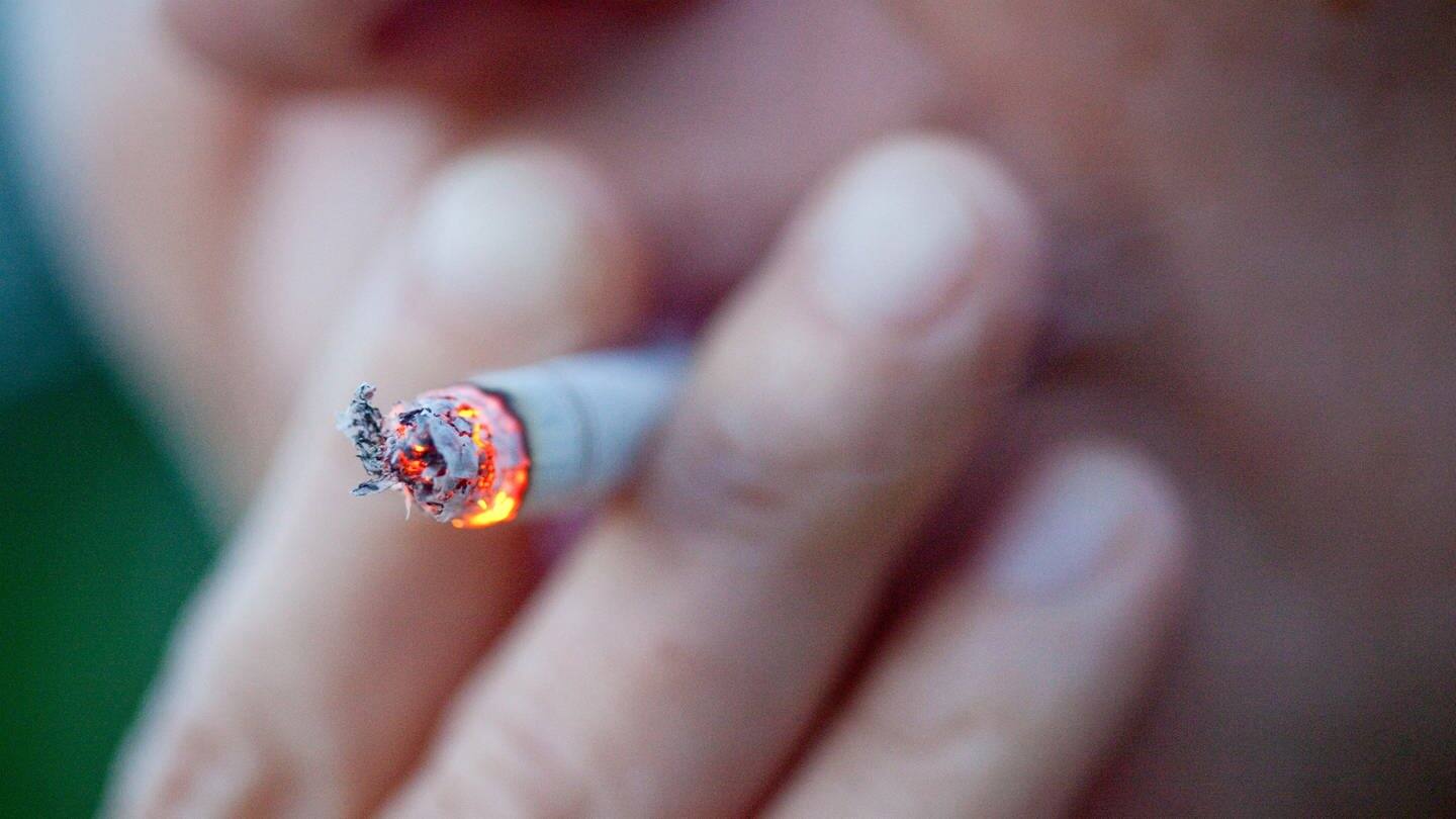 Eine Frau raucht eine Zigarette (Foto: dpa Bildfunk, picture alliance / dpa | Christoph Schmidt)