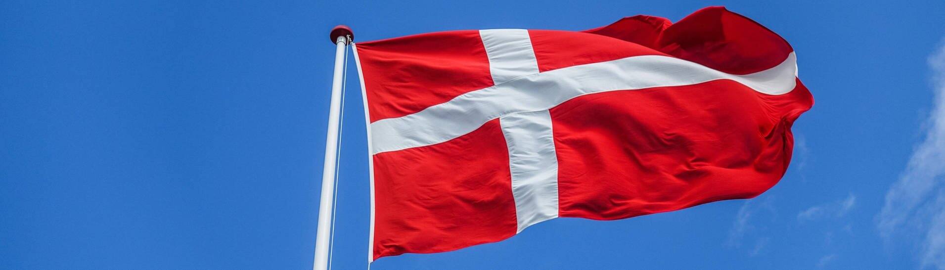 Dänische wehende Flagge (Foto: IMAGO, imago images/NurPhoto)