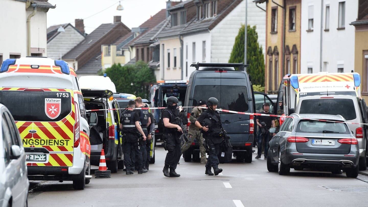 Spezialkräfte der Polizei machen sich für den Einsatz in Saarbrücken bereit. (Foto: IMAGO, IMAGO / BeckerBredel)
