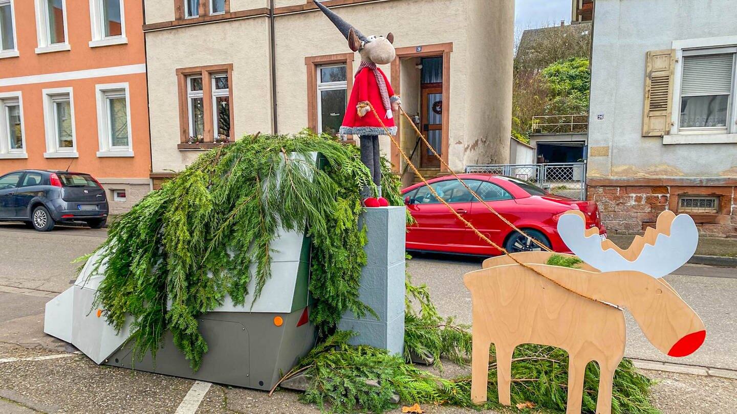 Die Stadt Lahr hat einem mobilen Blitzeranhänger eine Weihnachtsdekoration verpasst und angekündigt mit diesem zwei Tage lang keine Fotos von Verkehrssündern zu machen. (Foto: dpa Bildfunk, picture alliance/dpa/Einsatz-Report24 | Marco Dürr)