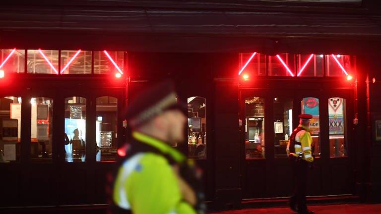 Polizeibeamte stehen vor der Bar „Soho“ in London. (Foto: dpa Bildfunk, picture alliance/dpa/PA Wire | Victoria Jones)