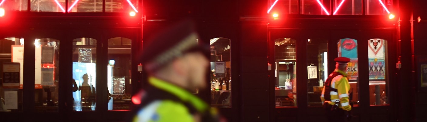 Polizeibeamte stehen vor der Bar „Soho“ in London. (Foto: dpa Bildfunk, picture alliance/dpa/PA Wire | Victoria Jones)