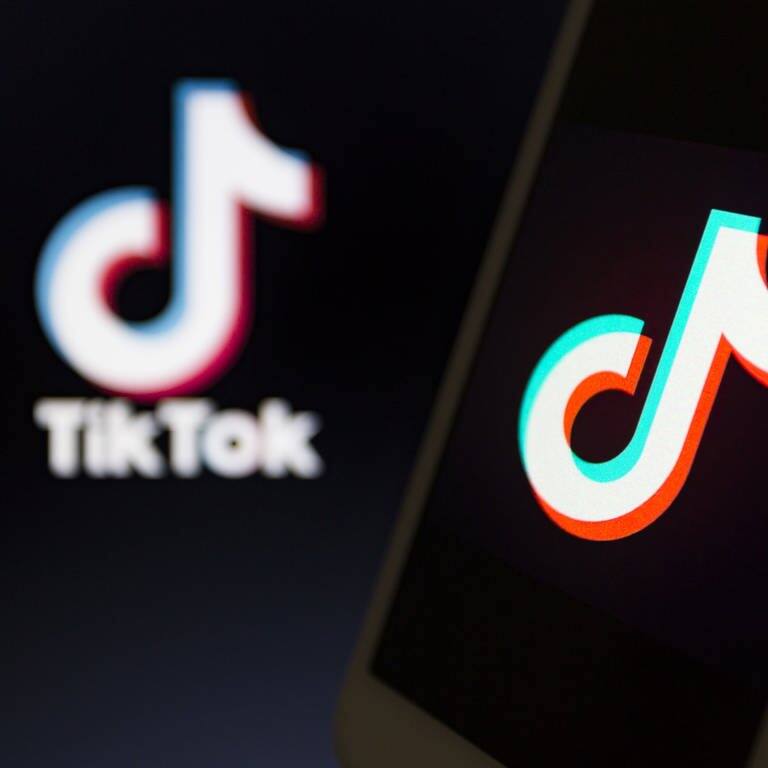 Das Logo von Tiktok ist auf einem Smartphone und ein weiteres Mal verschwommen im Bildhintergrund zu sehen. (Foto: dpa Bildfunk, picture alliance/Andre M. Chang/ZUMA Wire/dpa)