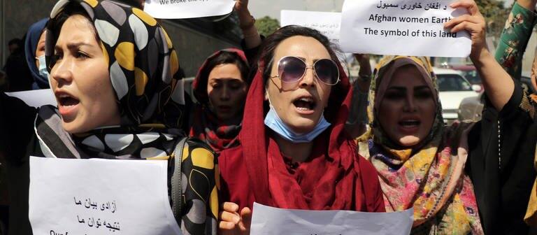Frauen versammeln sich zu einer Demonstration, um ihre Rechte unter der Taliban-Herrschaft einzufordern.  (Foto: dpa Bildfunk, picture alliance/dpa/AP | Wali Sabawoon)