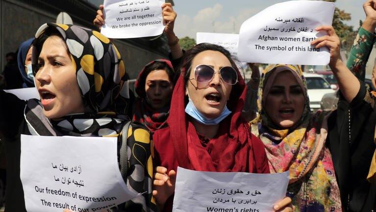 Frauen versammeln sich zu einer Demonstration, um ihre Rechte unter der Taliban-Herrschaft einzufordern.  (Foto: dpa Bildfunk, picture alliance/dpa/AP | Wali Sabawoon)