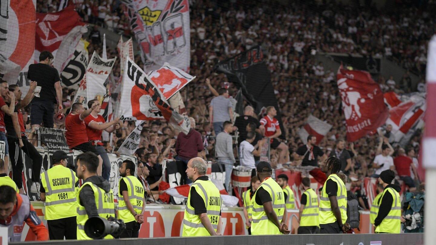 Ordner stehen im Stuttgarter Stadion vor der Tribüne mit VfB-Fans (Foto: IMAGO, imago images / MIS)