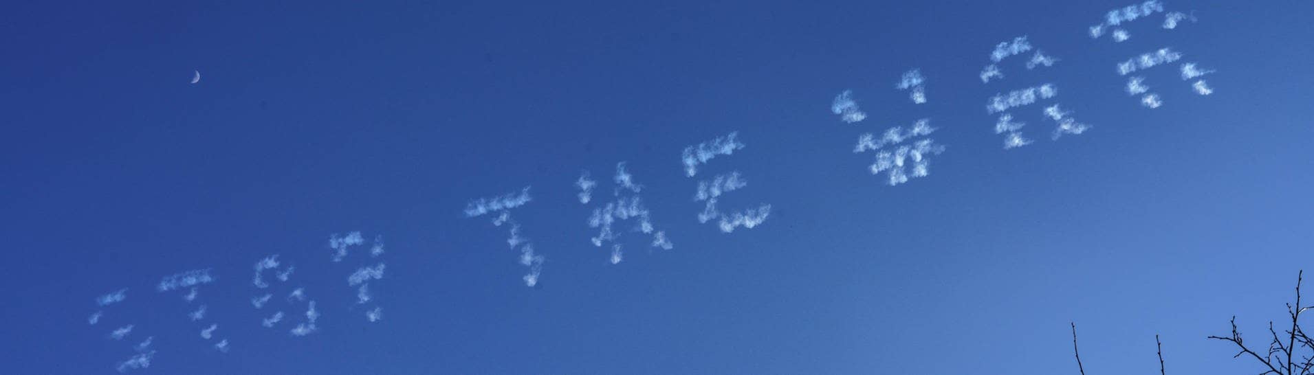 "Stop the War" (Stopp den Krieg) haben Flugzeuge an den blauen Himmel über Mainz geschrieben. (Foto: dpa Bildfunk, picture alliance/dpa | Frank Rumpenhorst)