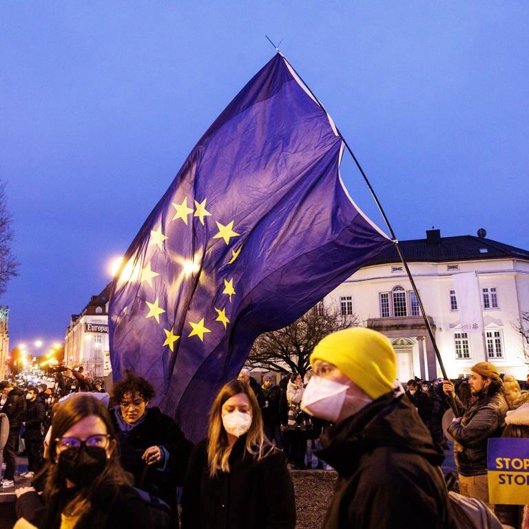 Teilnehmer einer Demonstration gegen den Angriff Russlands auf die Ukraine protestieren mit Schildern und Fahnen am russischen Generalkonsulat. (Foto: dpa Bildfunk, picture alliance/dpa | Matthias Balk)