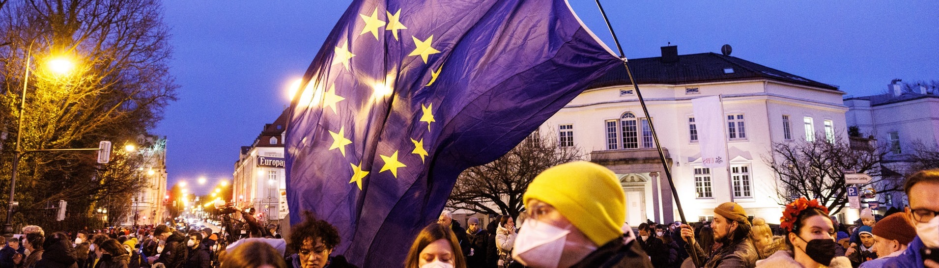 Teilnehmer einer Demonstration gegen den Angriff Russlands auf die Ukraine protestieren mit Schildern und Fahnen am russischen Generalkonsulat. (Foto: dpa Bildfunk, picture alliance/dpa | Matthias Balk)