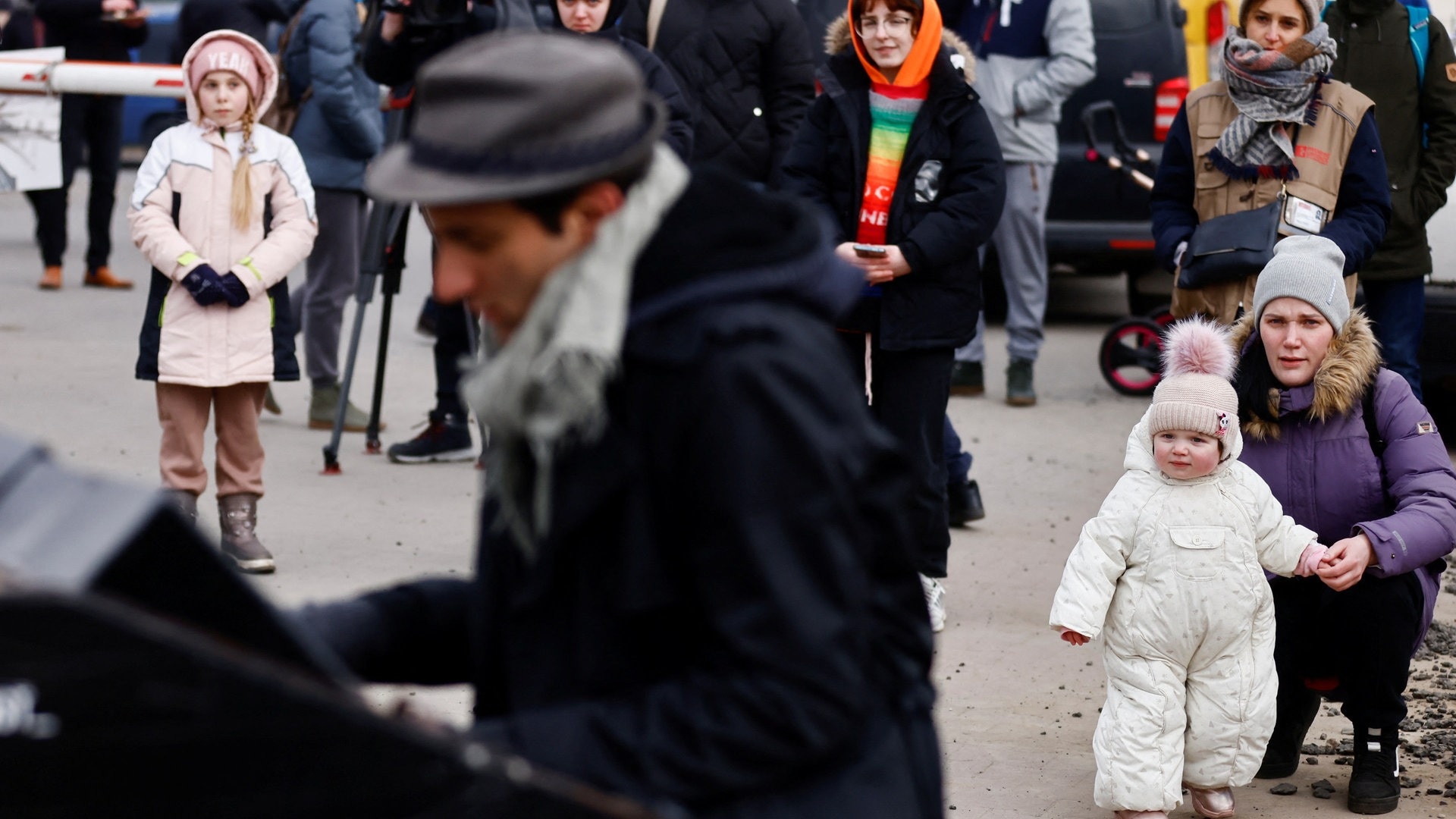 Foto: Reuters Der Italiener David aus Deutschland spielt in Polen an der EU-Grenze zur Ukraine auf seinem Reise-Piano. (Foto: Reuters)