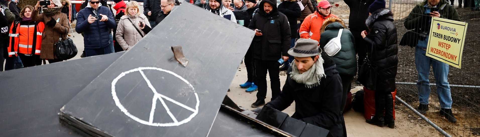 Der Italiener David aus Deutschland spielt in Polen an der EU-Grenze zur Ukraine auf seinem Reise-Piano. (Foto: Reuters)