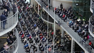Politiker und Prominente verfolgen den Beginn der Bundesversammlung im Paul-Löbe-Haus. (Foto: dpa Bildfunk, picture alliance/dpa | Kay Nietfeld) Politiker und Prominente verfolgen den Beginn der Bundesversammlung im Paul-Löbe-Haus.