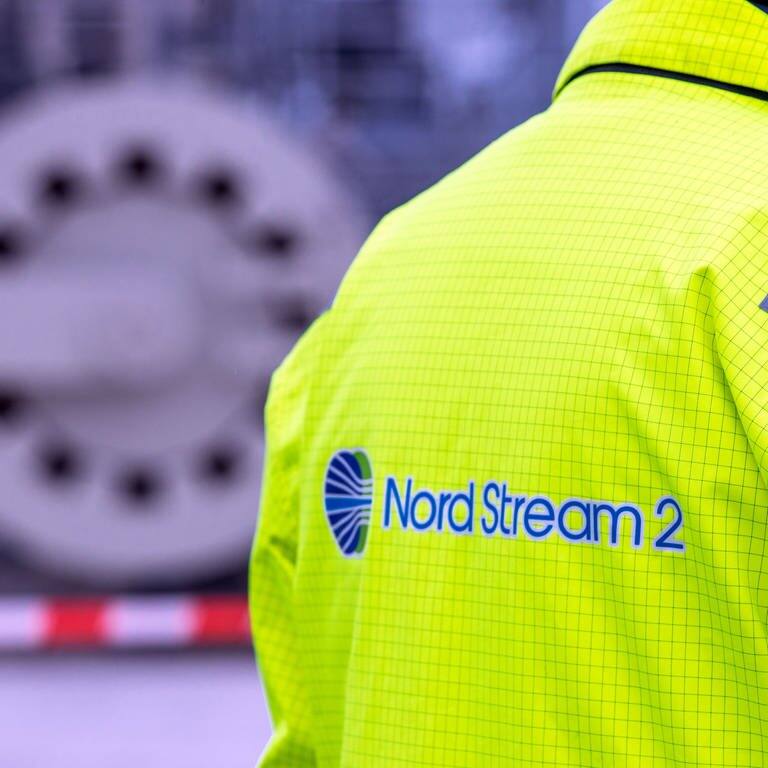 Ein Mitarbeiter mit einer Sicherheitsjacke von Nord Stream 2 steht vor der Molchstation in der Gasanlandestation von Nord Stream 2.  (Foto: dpa Bildfunk, picture alliance/dpa/dpa-Zentralbild | Jens Büttner)