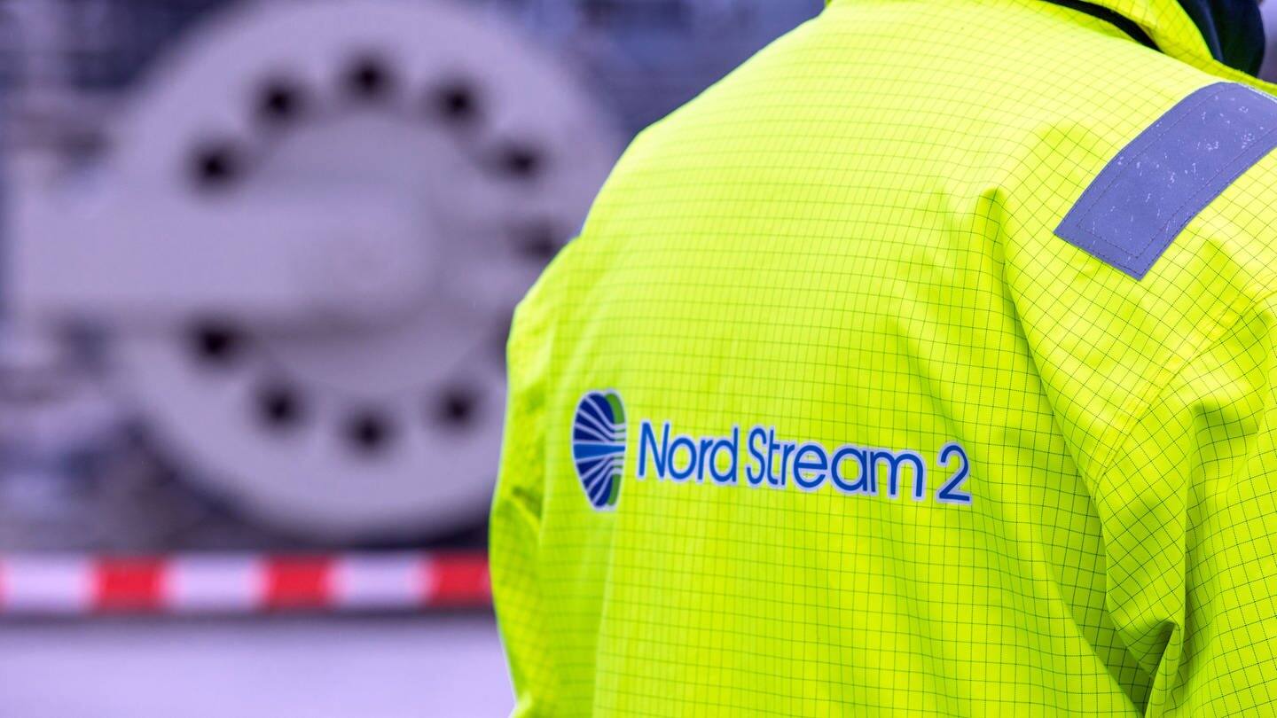 Ein Mitarbeiter mit einer Sicherheitsjacke von Nord Stream 2 steht vor der Molchstation in der Gasanlandestation von Nord Stream 2. (Foto: dpa Bildfunk, picture alliance/dpa/dpa-Zentralbild | Jens Büttner)