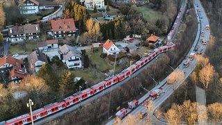 Aufnahme aus einem ADAC-Rettungshubschrauber zweier aufeinander geprallter S-Bahnen (Foto: dpa Bildfunk, picture alliance/dpa/ADAC Luftrettung | -) Aufnahme aus einem ADAC-Rettungshubschrauber zweier aufeinander geprallter S-Bahnen
