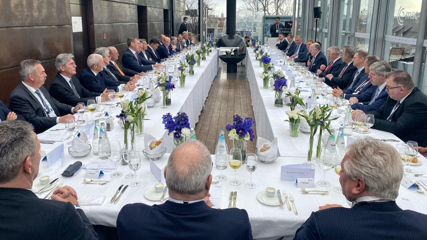 Spitzen der deutschen Wirtschaft sitzen an einem U-förmigen, eingedeckten Tisch. (Foto: dpa Bildfunk, picture alliance/dpa/The Pioneer | Michael Bröcker)
