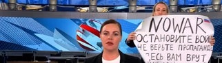 Der Screenshot aus der abendlichen Hauptnachrichtensendung des russischen Staatsfernsehen zeigt die Protestaktion von Marina Ovsyannikova.