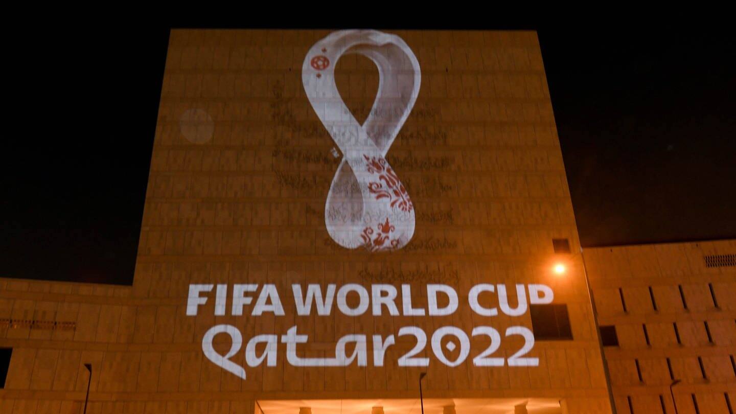 An die Fassade des Gebäudes in Souq Waqif Doha, der Hauptstadt von Katar, wird das Logo der Fußball-Weltmeisterschaft in Katar 2022 projeziert.