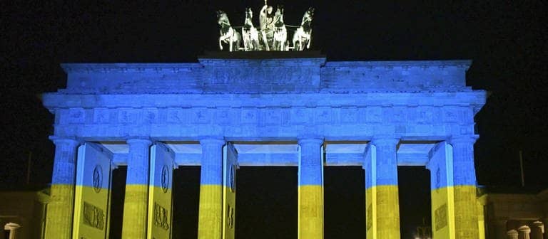 Das Brandenburger Tor in Berlin leuchtet in den Farben der Ukraine (Foto: IMAGO, IMAGO / Kyodo News)