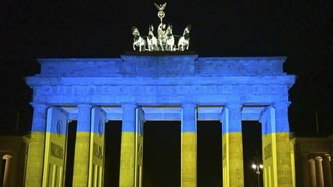 Das Brandenburger Tor in Berlin leuchtet in den Farben der Ukraine (Foto: IMAGO, IMAGO / Kyodo News)