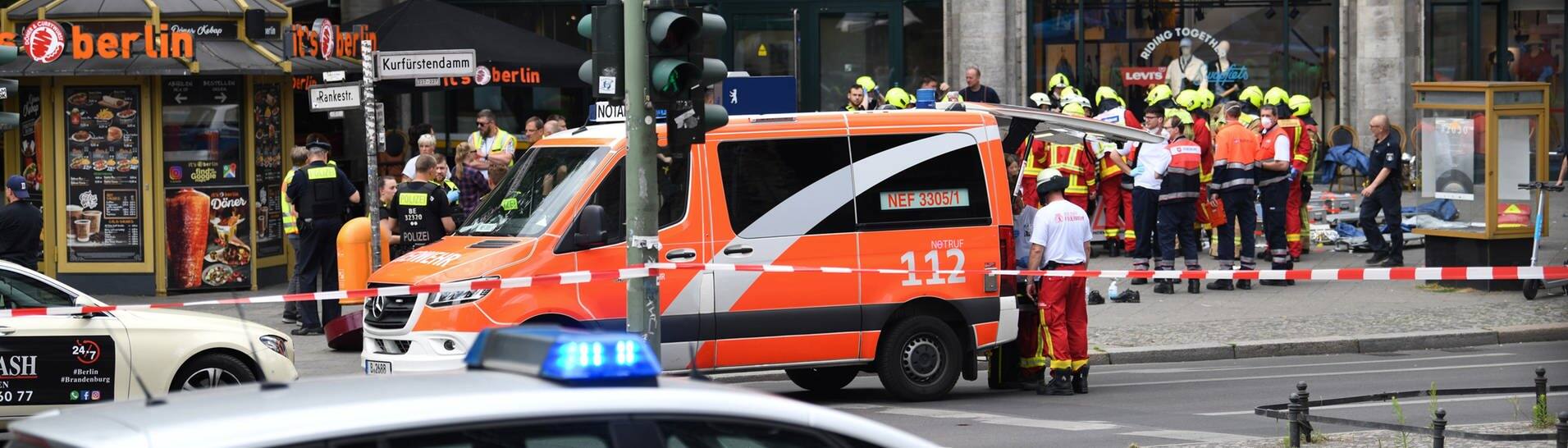 Polizei und Rettungsdienste sichern das Areal nach einem Zwischenfall in der Nähe der Gedächtniskirche in Berlin (Foto: dpa Bildfunk, picture alliance/dpa | Fabian Sommer)
