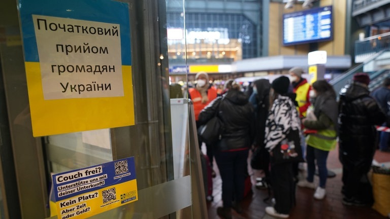 Ukrainische Flüchtlinge sprechen nach ihrer Ankunft am Hauptbahnhof mit Helfern des Arbeiter-Samariter-Bundes (ASB). Mitarbeiter und Freiwillige des ASB sowie Übersetzer nehmen die ukrainischen Flüchtlinge nach ihrer Ankunft am Hamburger Hauptbahnhof in Empfang. (Foto: dpa Bildfunk, picture alliance/dpa | Marcus Brandt)