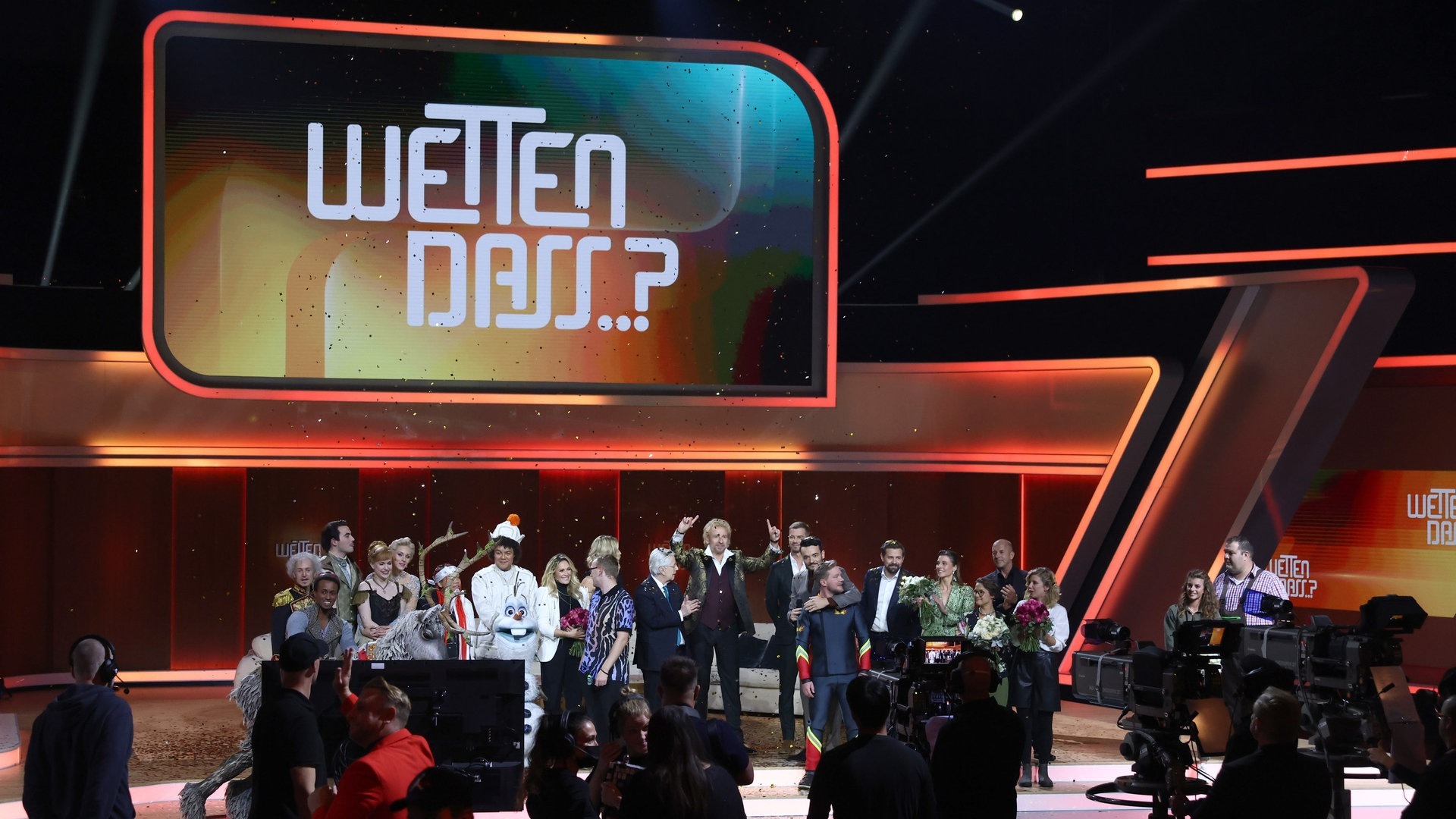 Foto: dpa Bildfunk, picture alliance/dpa | Daniel Karmann Die Teilnehmer der Jubiläumsshow „Wetten, dass..?“ stehen zum Ende der Sendung auf der Bühne. Vor 40 Jahren wurde die Sendung zum ersten Mal ausgestrahlt. (Foto: dpa Bildfunk, picture alliance/dpa | Daniel Karmann)