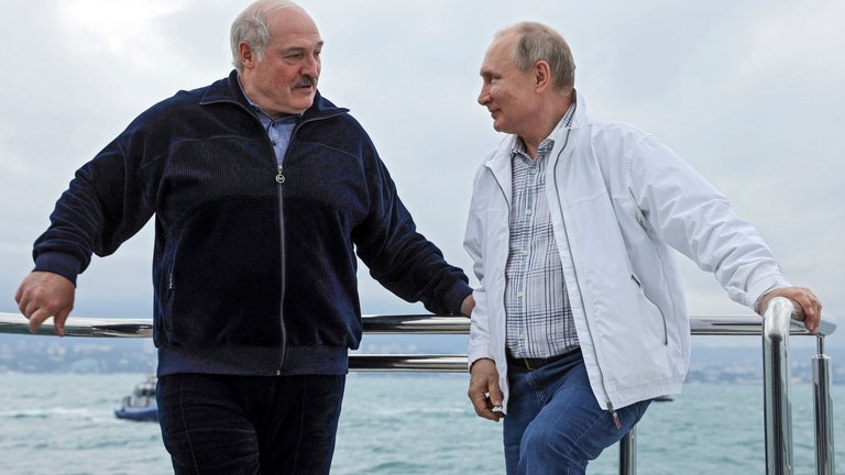 Wladimir Putin (r), Präsident von Russland, und Alexander Lukaschenko, Präsident von Belarus, stehen auf einem Boot und unterhalten sich miteinander während ihres Treffens in Sotschi am Schwarzen Meer. (Foto: dpa Bildfunk, picture alliance/dpa/Pool Sputnik Kremlin/AP | Sergei Ilyin)