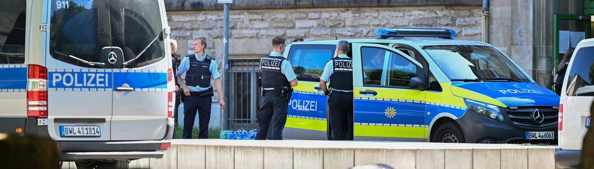 Großaufgebot der Polizei wegen eines Messengriffs an einer Grundschule in Esslingen (Foto: dpa Bildfunk, Bernd Weißbrod)
