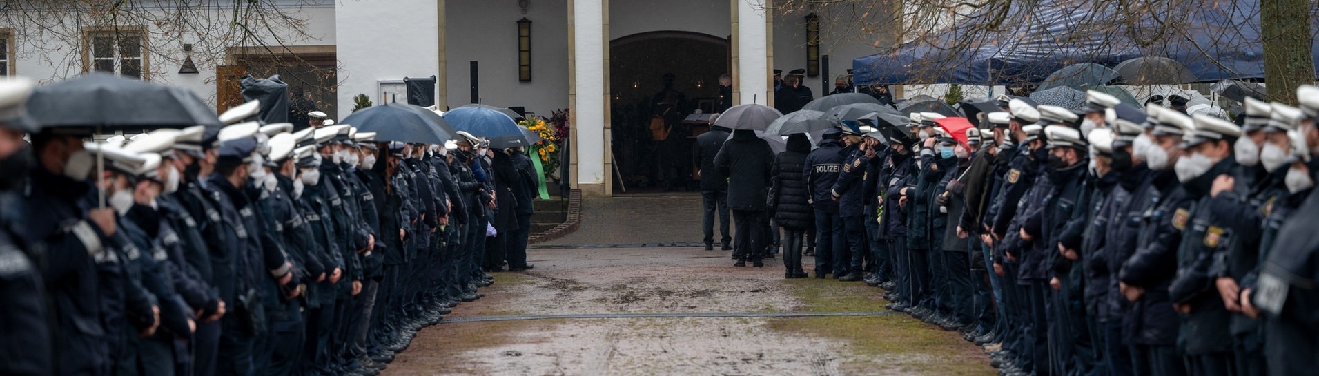 Polizisten und Polizistinnen stehen an der Kirche Spalier beim Gedenkgottesdienst für eine getötete Polizistin. Nach der Bestattung eines ermordeten Polizisten wird nun auch seine getötete Kollegin beigesetzt. Der 29 Jahre alte Polizeikommissar und die 24 Jahre alte Polizeianwärterin waren am 31. Januar während einer Fahrzeugkontrolle bei Kusel erschossen. (Foto: dpa Bildfunk, picture alliance/dpa | Harald Tittel)