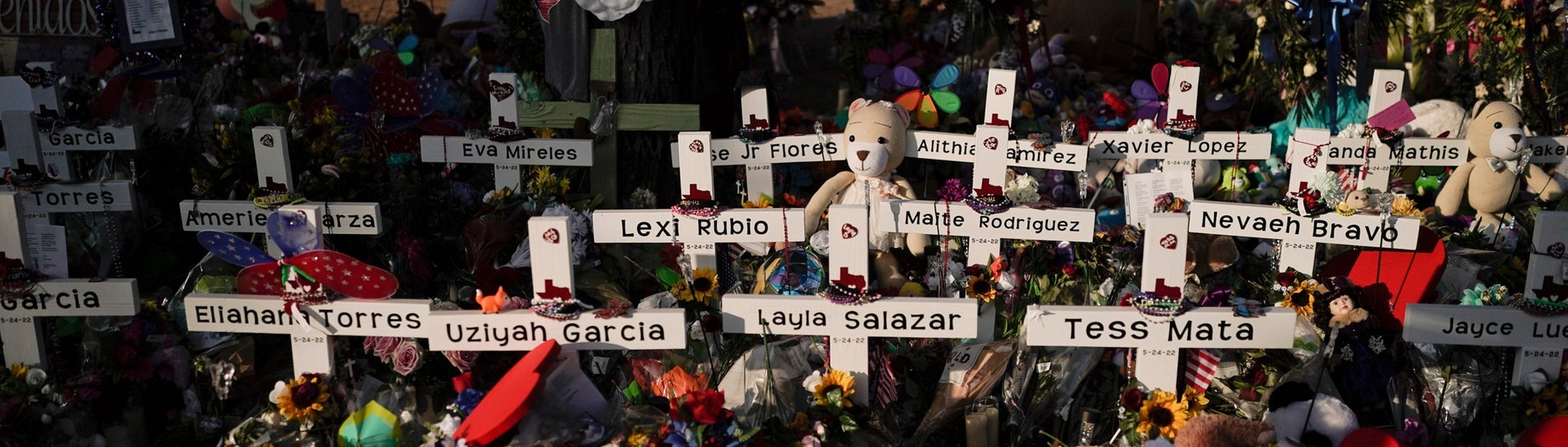 Kreuze mit den Namen der Opfer des Schulmassakers an einer Grundschule in Uvalde. (Foto: dpa Bildfunk, picture alliance/dpa/AP | Jae C. Hong)