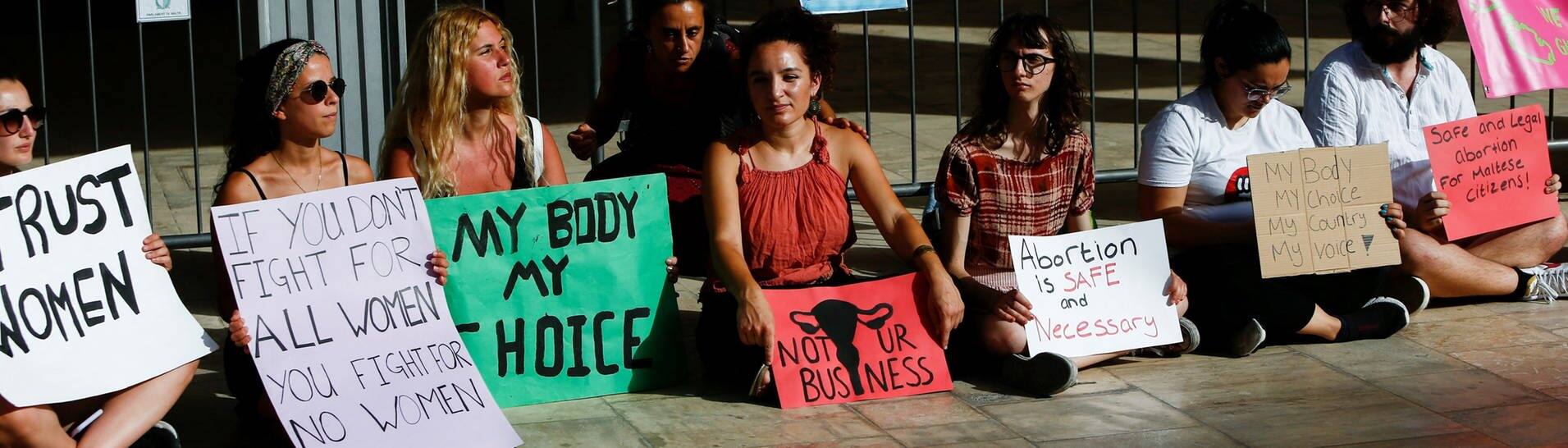 Menschen protestieren in Maltas Hauptstadt Valletta gegen die strengen Abtreibungsgesetze (Foto: Reuters, REUTERS/Darrin Zammit Lupi)