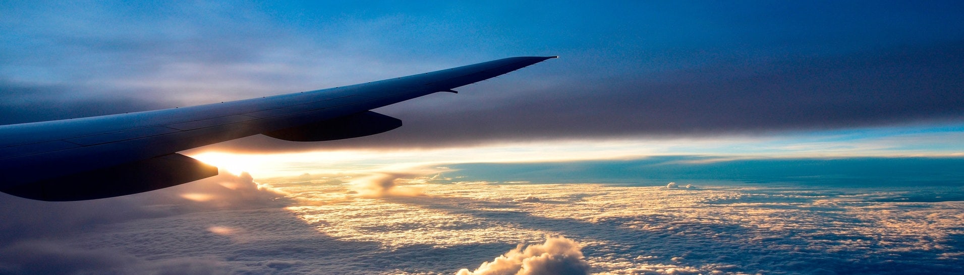 Sicht aus einem Flugzeug auf Wolken im Sonnenuntergang (Foto: IMAGO, IMAGO/YAY Images)