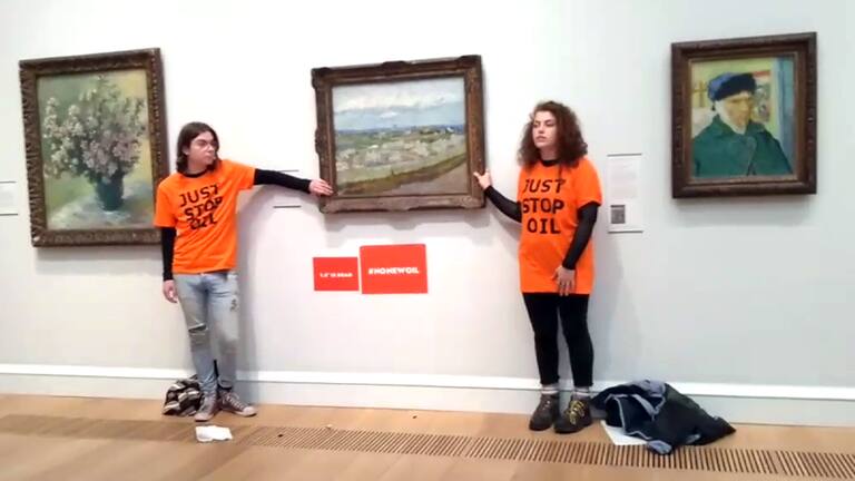 Zwei Aktivisten kleben an einem van-Gogh-Gemälde (Foto: SWR, juststopoil.org)