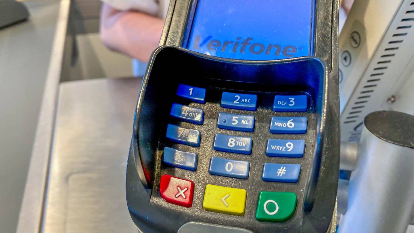 Probleme mit der Kartenzahlung: Ein Kartenlesegerät von Verifone. (Foto: IMAGO, IMAGO / Dirk Sattler)
