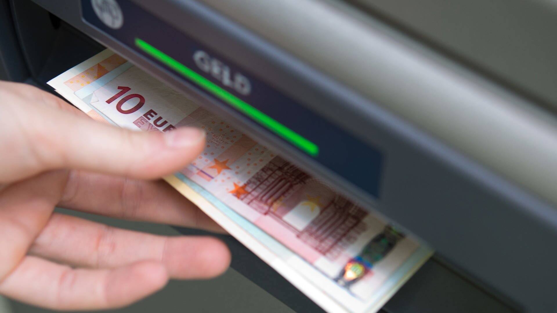 Ein Geldautomat spuckt Geldscheine aus (Foto: dpa Bildfunk, picture alliance/dpa/dpa-tmn | Andrea Warnecke)