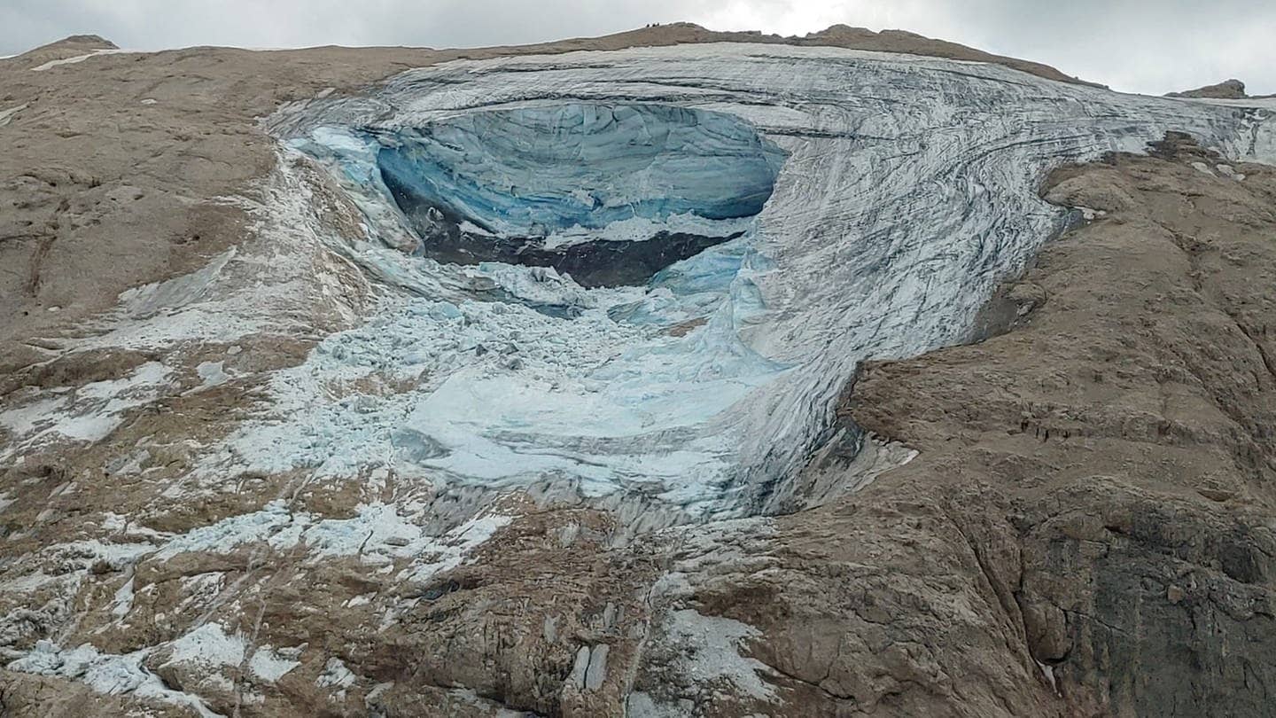 Das Bild italienischer Behörden zeigt den Gletscherabruch in den Dolomiten.  (Foto: dpa Bildfunk, picture alliance/dpa/Corpo Nazionale Soccorso Alpino e Speleologico | --)