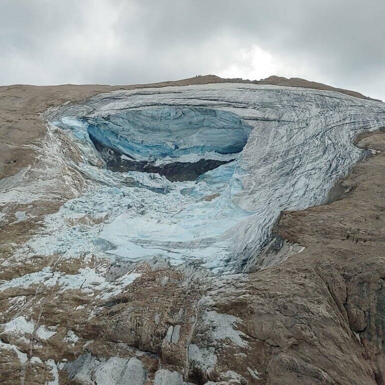 Das Bild italienischer Behörden zeigt den Gletscherabruch in den Dolomiten.  (Foto: dpa Bildfunk, picture alliance/dpa/Corpo Nazionale Soccorso Alpino e Speleologico | --)