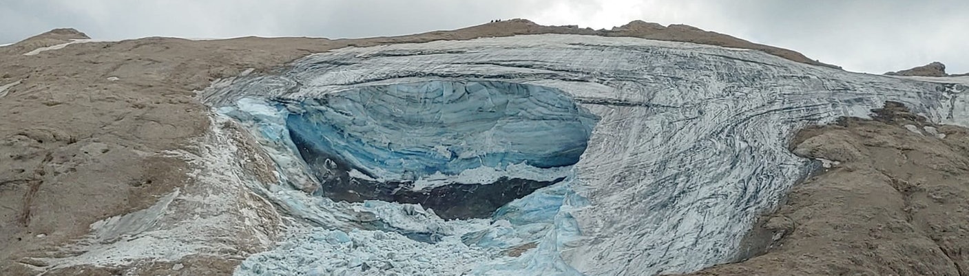 Das Bild italienischer Behörden zeigt den Gletscherabruch in den Dolomiten.  (Foto: dpa Bildfunk, picture alliance/dpa/Corpo Nazionale Soccorso Alpino e Speleologico | --)