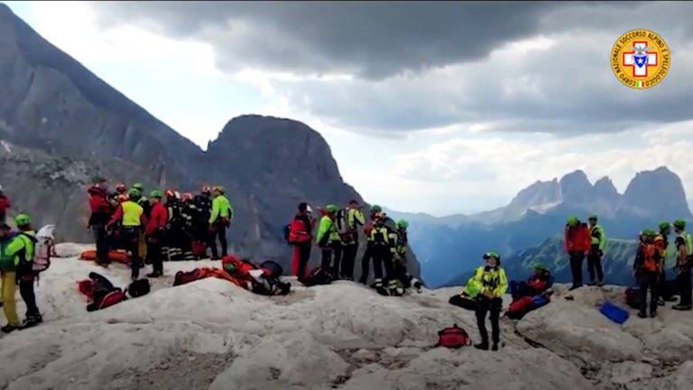 Dieses Bild italienischer Behörden soll gerettete Bergsteiger zeigen.  (Foto: dpa Bildfunk, picture alliance/dpa/Corpo Nazionale Soccorso Alpino e Speleologico | --)
