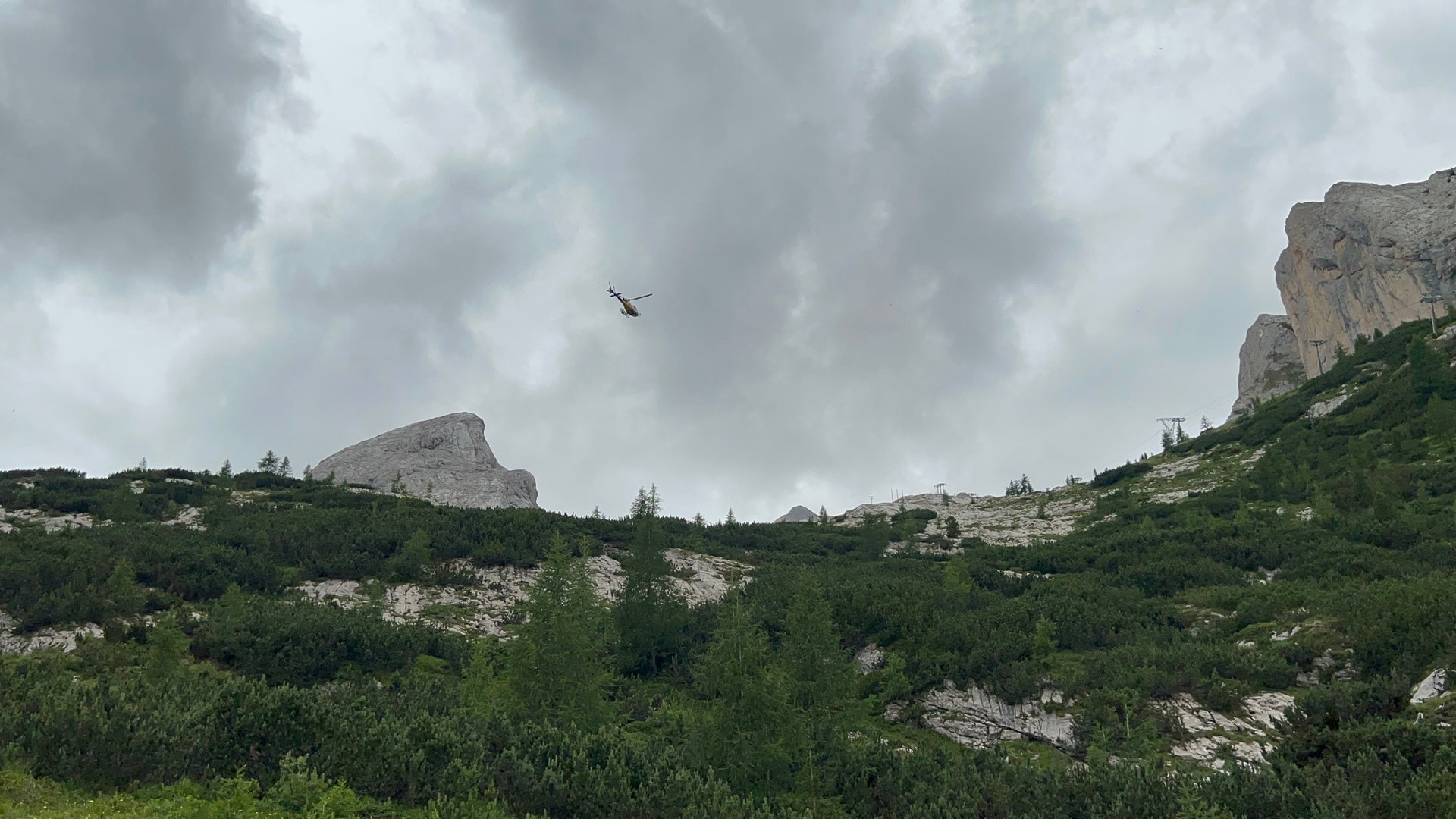 Foto: dpa Bildfunk, Picture Alliance Ein Hubschrauber der Bergrettung fliegt zu dem abgebrochenen Gletscher am Berg Marmolata. (Foto: dpa Bildfunk, Picture Alliance)