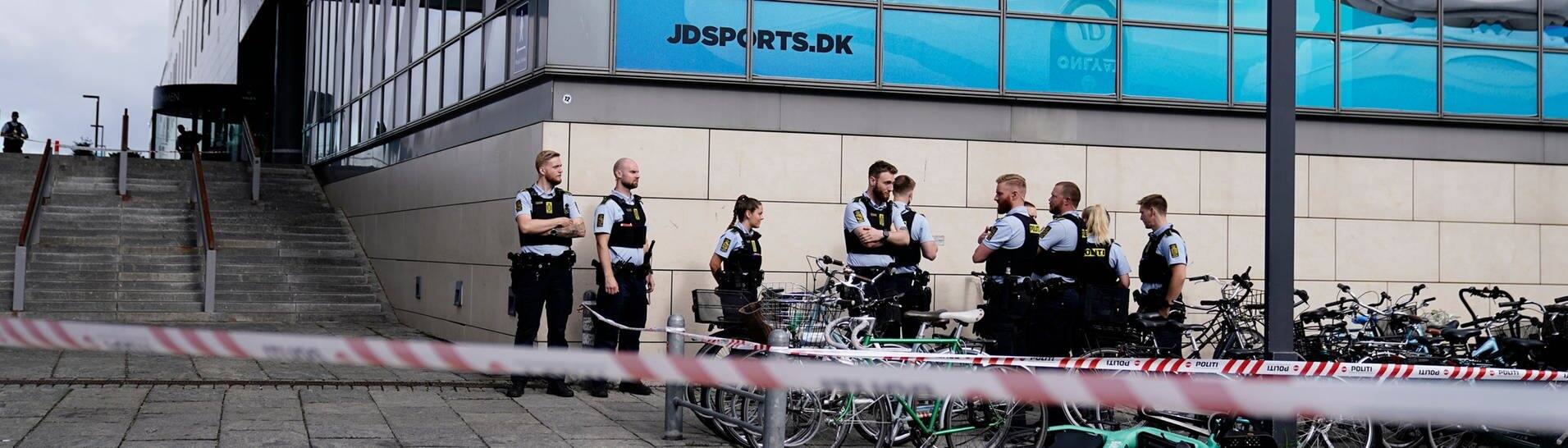 Polizisten stehen vor dem Einkaufszentrum Field's in Kopenhagen (Foto: dpa Bildfunk, picture alliance/dpa/Ritzau Scanpix Foto/AP | Mads Claus Rasmussen)