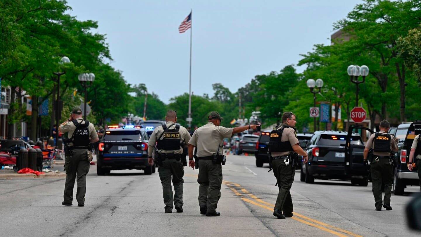 Die Polizei hat eine Straße in Highland Park abgeriegelt (Foto: dpa Bildfunk, picture alliance/dpa/Chicago Sun-Times/AP | Tyler Pasciak Lariviere)