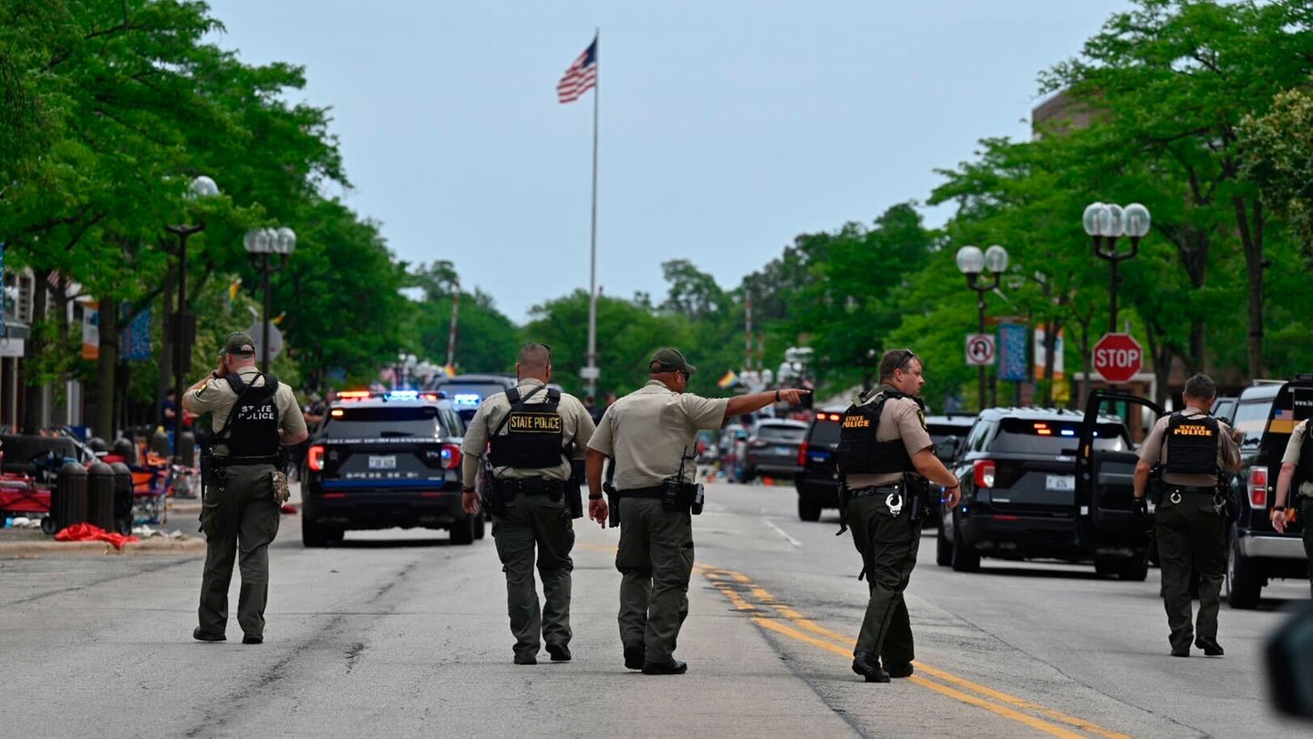 Foto: dpa Bildfunk, picture alliance/dpa/Chicago Sun-Times/AP | Tyler Pasciak Lariviere Die Polizei hat eine Straße in Highland Park abgeriegelt (Foto: dpa Bildfunk, picture alliance/dpa/Chicago Sun-Times/AP | Tyler Pasciak Lariviere)