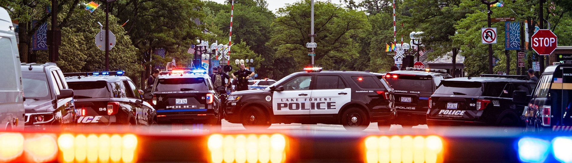 Einsatzfahrzeuge der Polizei in Highland Park (Foto: dpa Bildfunk, picture alliance/dpa/ZUMA Press Wire | Chris Riha)