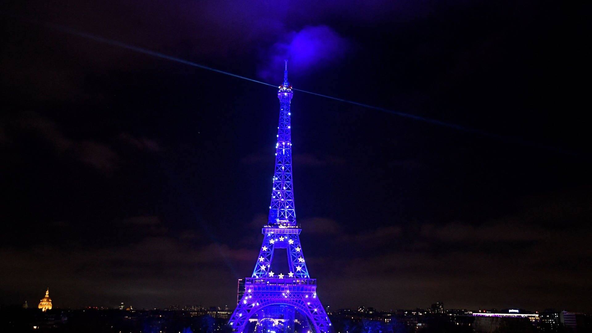 Der Eiffelturm leuchtet in der Silvesternacht 2021 blau anlässlich der französischen EU-Ratspräsidentschaft.  (Foto: dpa Bildfunk, picture alliance/dpa/AFP | Alain Jocard)