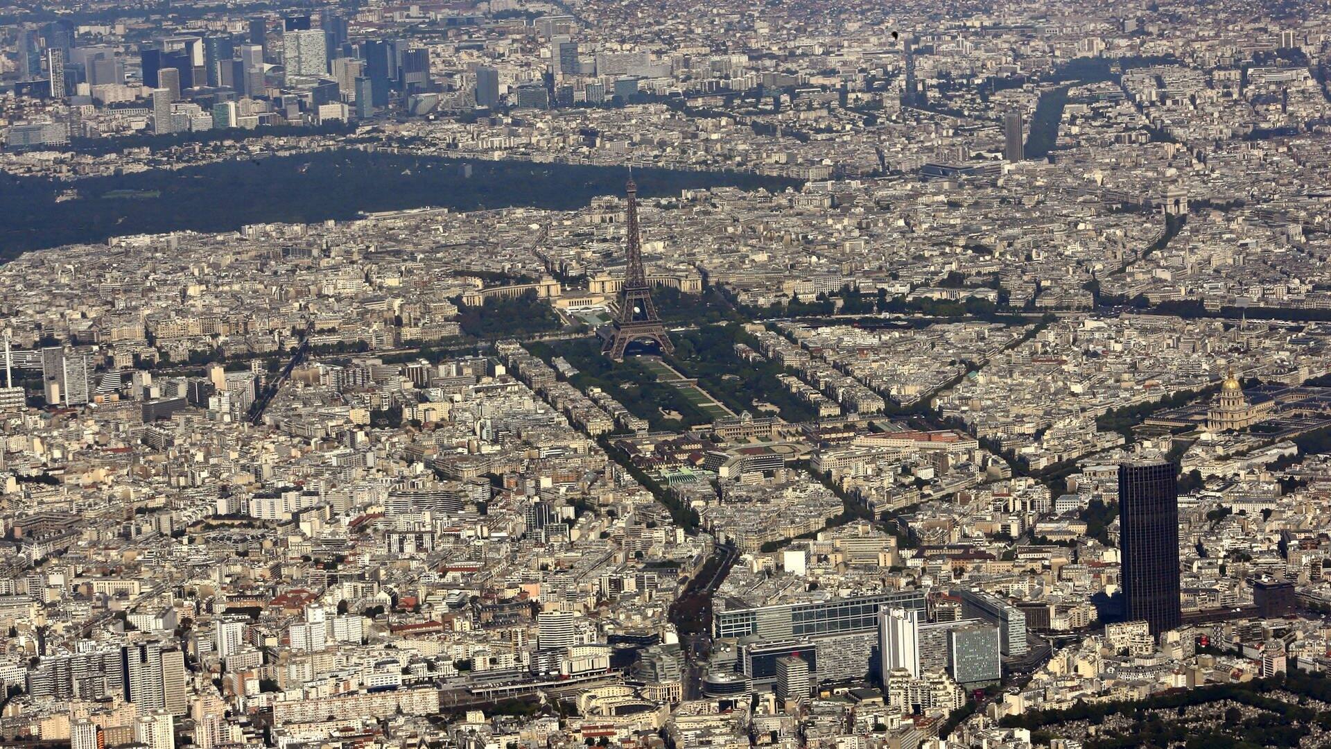 Luftaufnahme des französischen Hauptstadt Paris aus einem Verkehrsflugzeug. (Foto: dpa Bildfunk, picture alliance/dpa | Peter Kneffel)