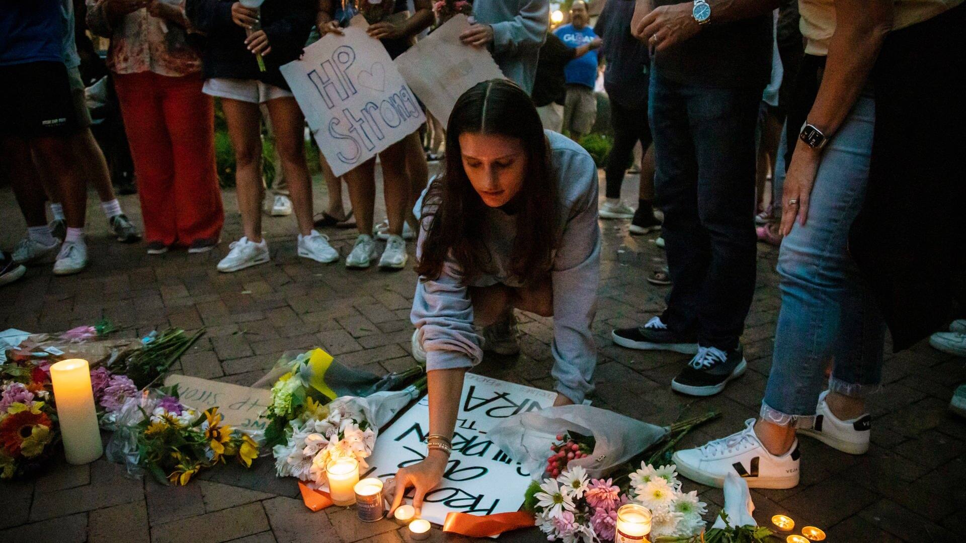 Trauernde zünden in Highland Park Kerzen für die Opfer des Amoklaufs an (Foto: dpa Bildfunk, picture alliance/dpa/Chicago Sun-Times/AP | Ashlee Rezin)