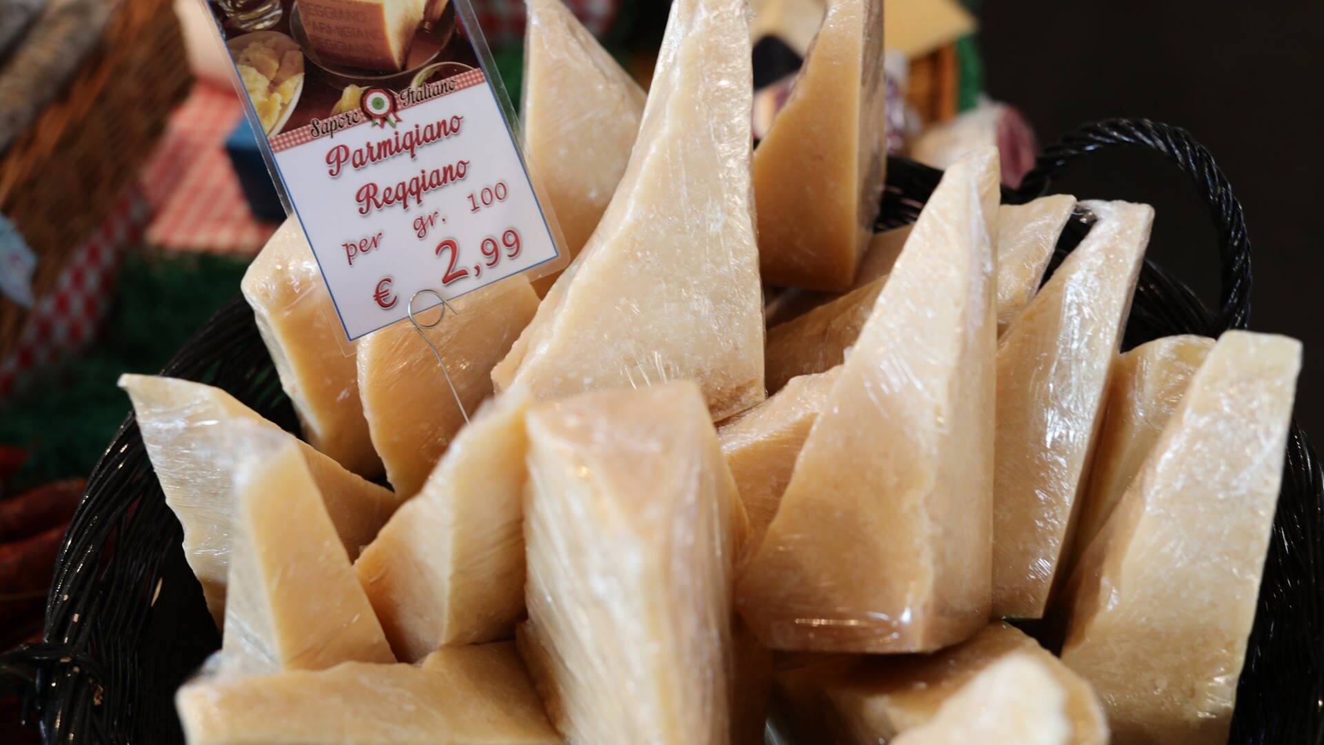 Parmesankäse in einer Käsetheke (Foto: dpa Bildfunk, picture alliance/dpa | Christian Charisius)