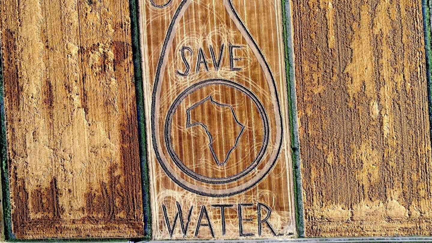 In ein Feld wurde gemäht, dass man Wasser sparen sollte.  (Foto: dpa Bildfunk, picture alliance/dpa/Dario Gambarin | -)
